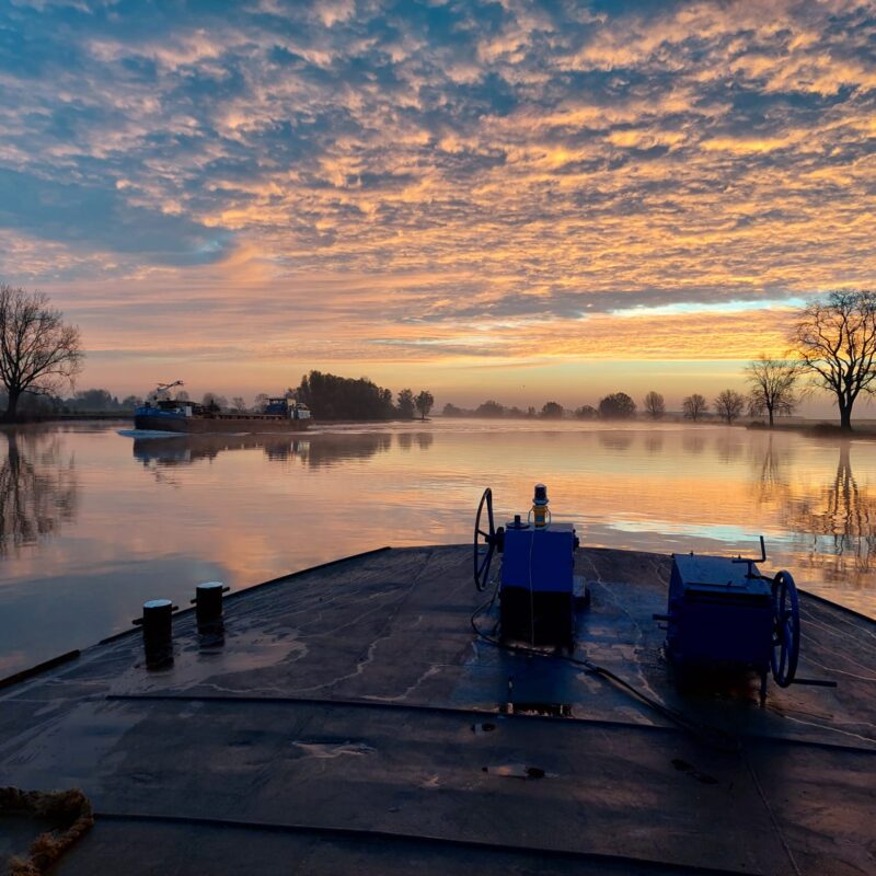 Binnenvaart zonsopgang