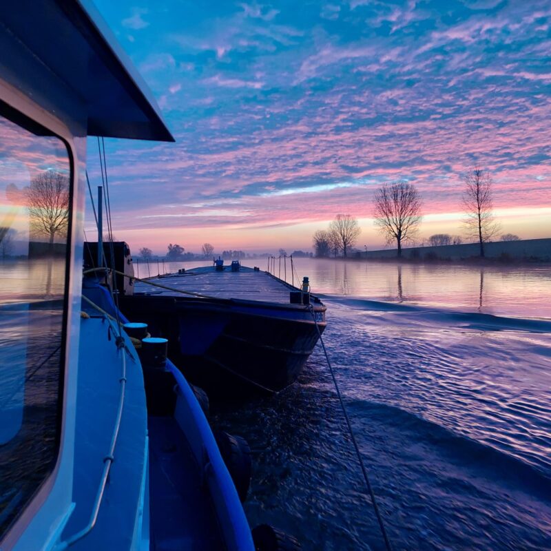 Binnenvaart zonsopgang